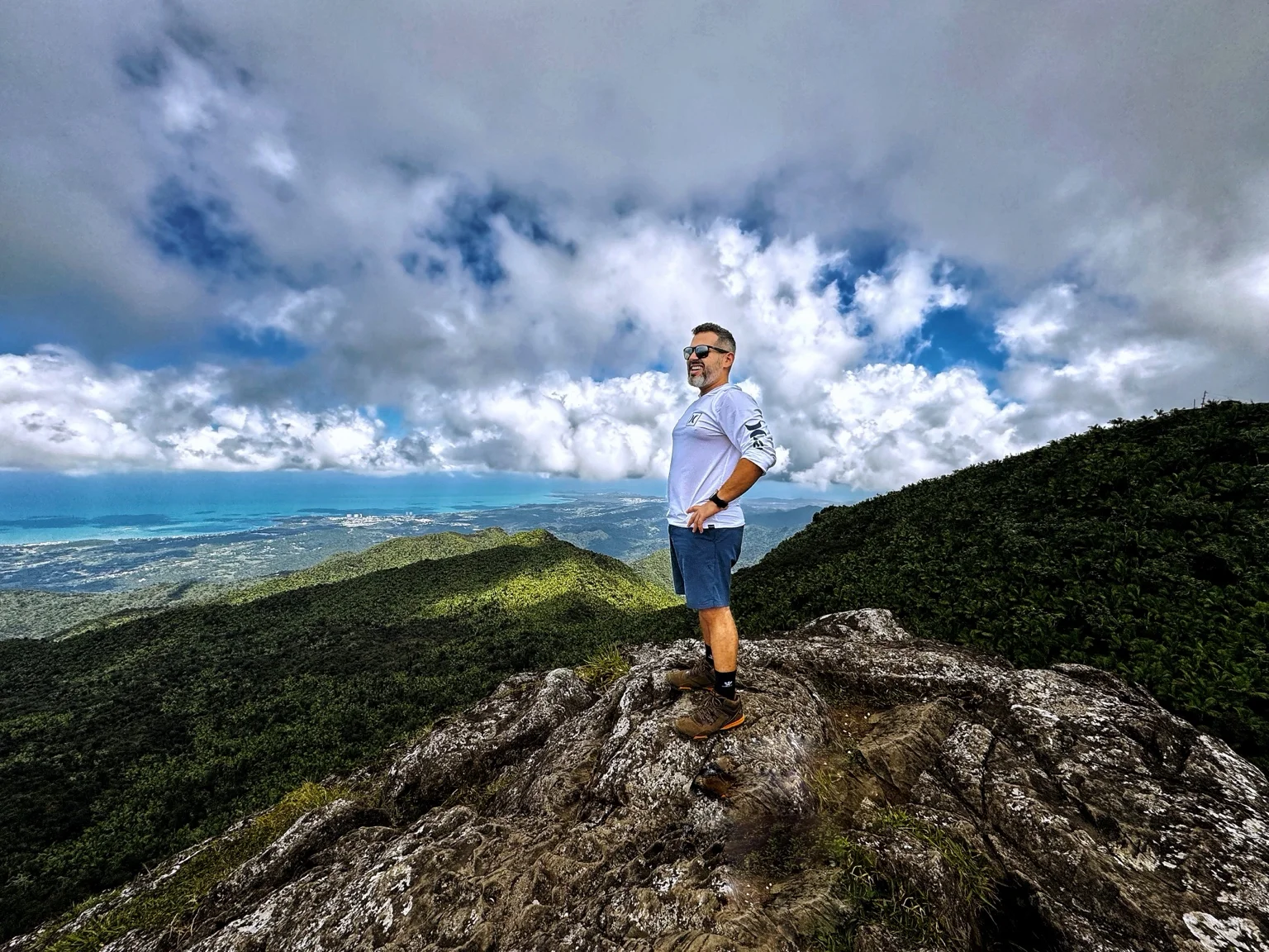 Jeziel en una montaña de Puerto Rico